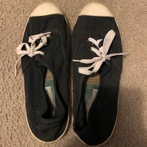 Black Airwalk Sneakers!